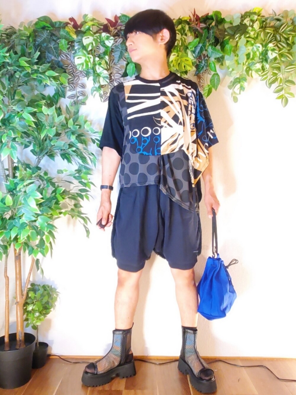 ブラック系のブーツ、ブルー系のハンドバッグ、ブラック系のパンツを着用したメンズの夏コーディネートの1枚目の写真