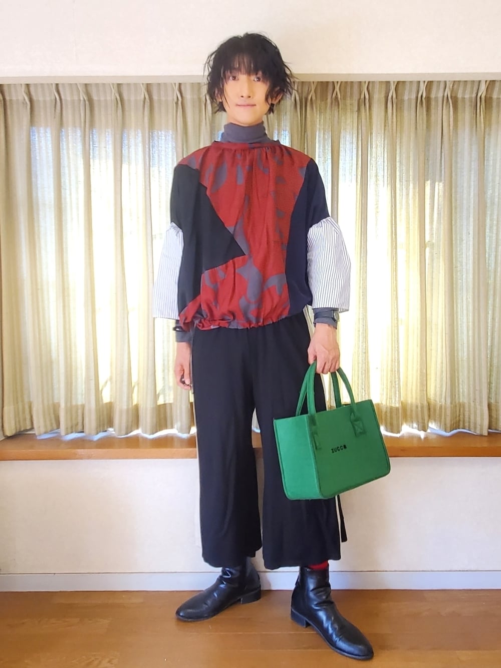 グリーン系のバッグ、レッド系のシャツ/ブラウス、ブラック系のブーツを着用したメンズの冬コーディネートの1枚目の写真