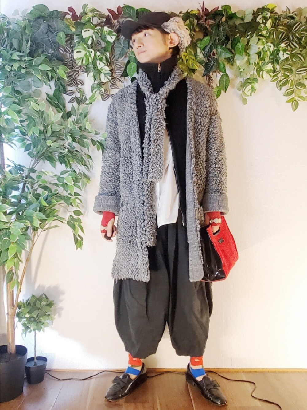 ブラック系のドレスシューズ、ブラック系のその他パンツ、レッド系のバッグを着用したメンズの冬コーディネートの1枚目の写真