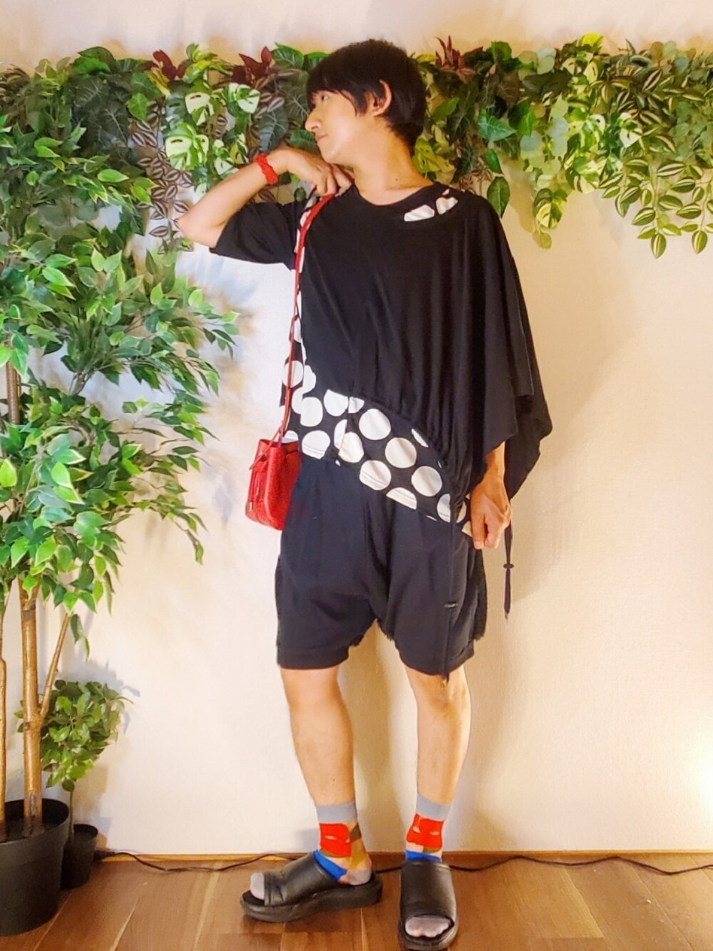 ブラック系のサンダル、ブラック系のパンツ、ブラック系のシャツ/ブラウスを着用したメンズの夏コーディネートの1枚目の写真
