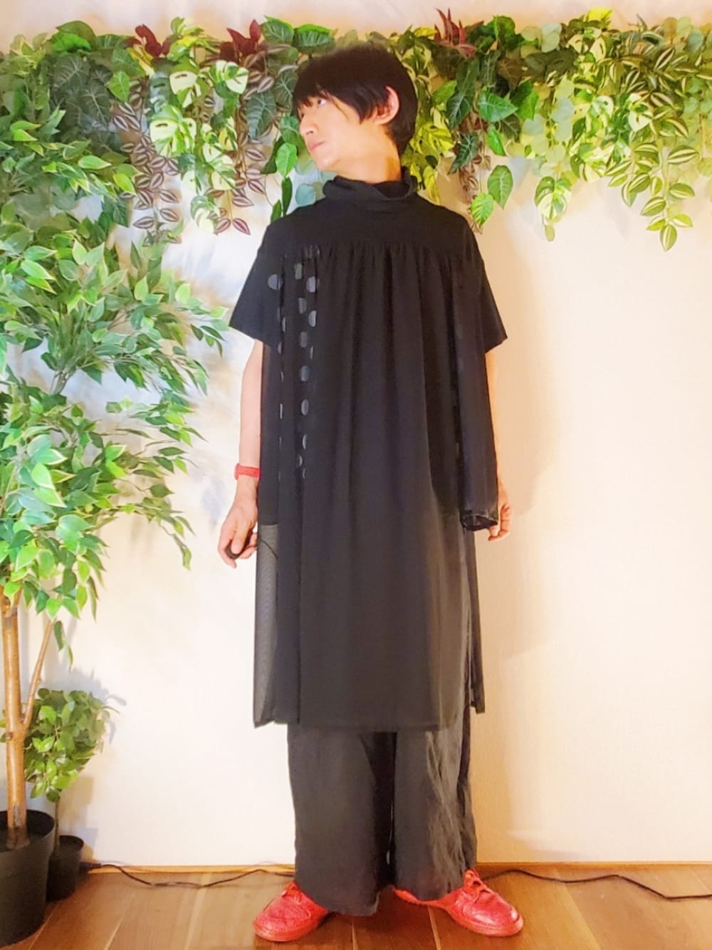 ブラック系のシャツ/ブラウス、ブラック系のパンツ、レッド系のスニーカーを着用したメンズの夏コーディネートの1枚目の写真