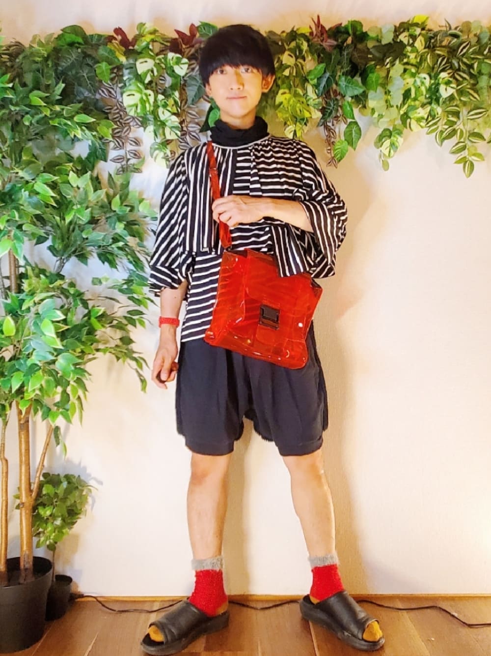 ブラック系のサンダル、ブラック系のその他パンツ、レッド系のショルダーバッグを着用したメンズの夏コーディネートの1枚目の写真