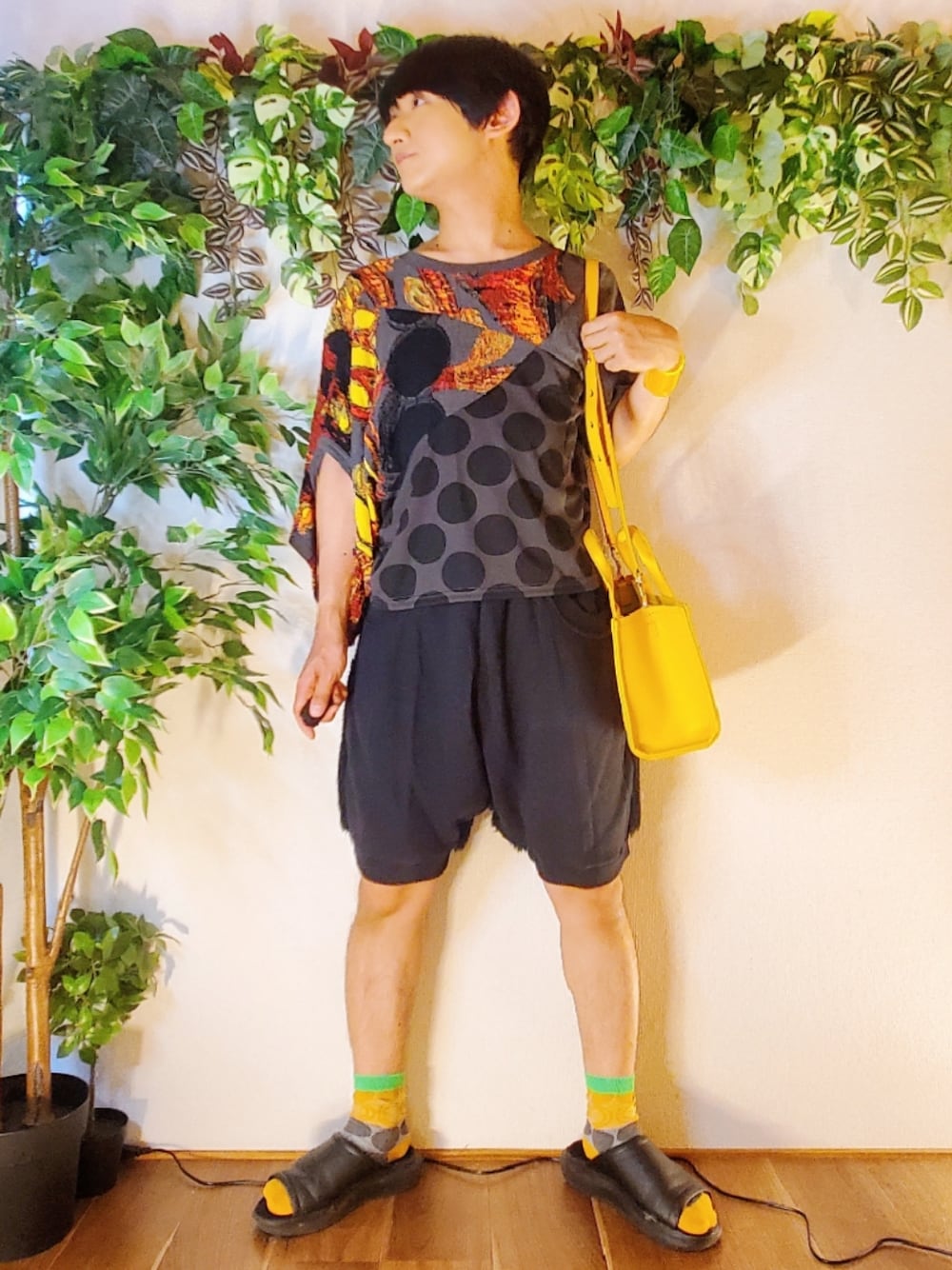 グレー系のTシャツ/カットソー、ブラック系のパンツ、ブラック系のサンダルを着用したメンズの夏コーディネートの1枚目の写真