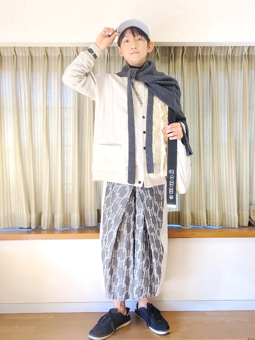 ブラック系のスニーカー、ブラック系のその他パンツ、ホワイト系のカーディガン/ボレロを着用したメンズの冬コーディネートの1枚目の写真