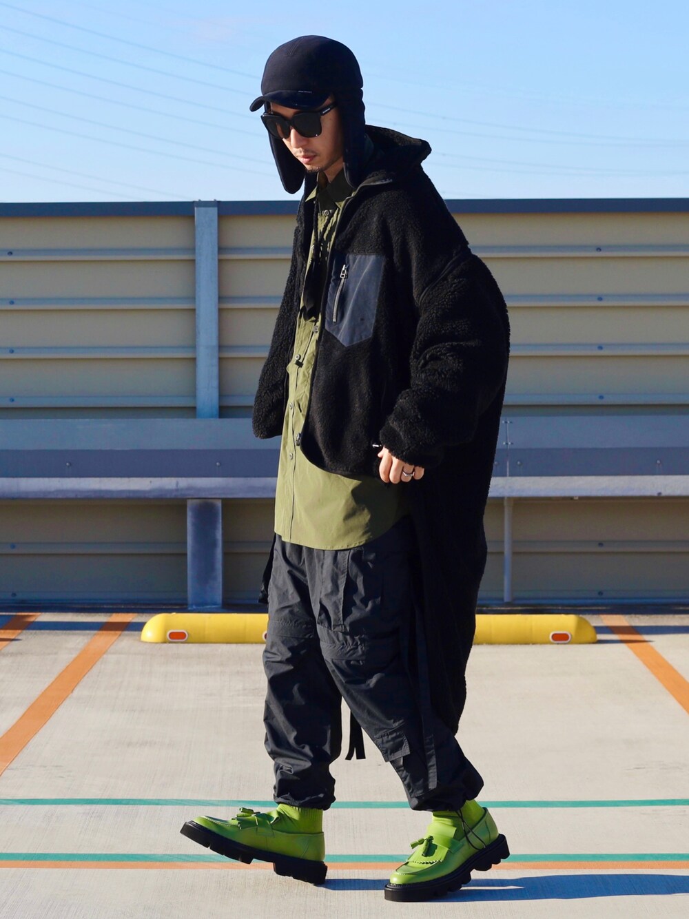 「グリーン、ローファー、ストリート、冬コーデ、フリース、カーゴパンツ、WILDTHINGS、FACETASM、シャツスタイル、BALENCIAGA、アウトドアミックス、maisonspecial、GOOPiMADE、DAIWAPIER39、ボアジャケット」｜「WILD THINGSの【WILDTHINGS / ワイルドシングス】POLARTEC WIND FLIGHT CAP（キャップ、ブラック系）」を使った、RYOSUKEさん（メンズ・177cm）の冬コーディネートの1枚目の写真