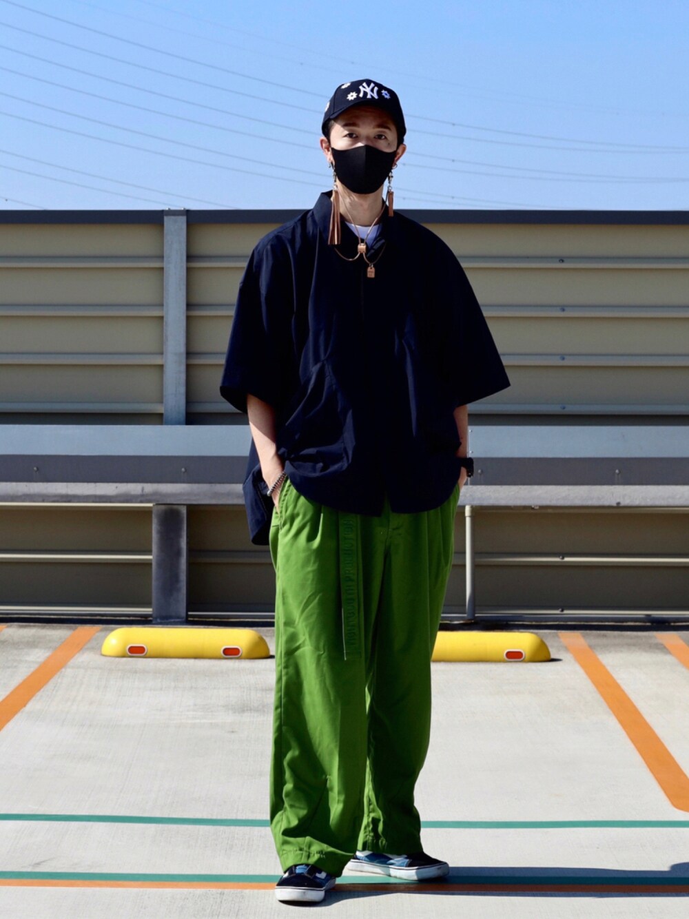 「ビッグシルエット、VANS、キャップ、オーバーサイズ、ワイドパンツ、シャツスタイル、スケータースタイル、AlexanderLeeChang、TIGHTBOOTHPRODUCTION、GOOPiMADE、マスクコード、NODZOKU、VEGA SHOP、カラーパンツ」｜「VEGA STOREのアイテム（キャップ、ブルー系）」を使った、RYOSUKEさん（メンズ・177cm）の秋コーディネートの1枚目の写真