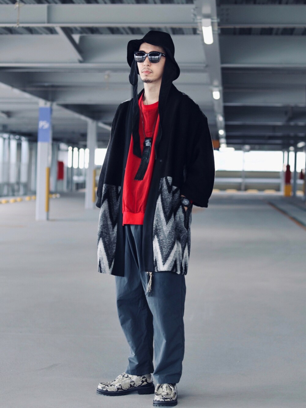 「スニーカー、ハット、SASQUATCHfabrix、差し色、革靴、バギーパンツ、羽織り、BALENCIAGA、秋コーデ、sillage、masterkey、NODZOKU、NISH」｜「SASQUATCHfabrix.のアイテム（ハット、ブラック系）」を使った、RYOSUKEさん（メンズ・177cm）の秋コーディネートの1枚目の写真