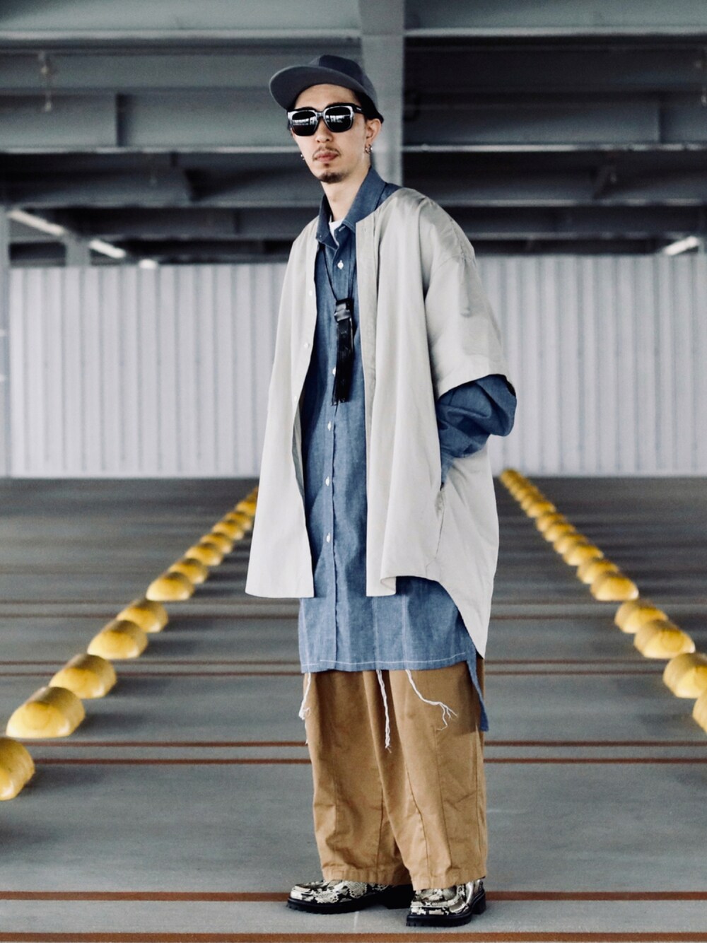 「ビッグシルエット、キャップ、レイヤードスタイル、オーバーサイズ、バルーンパンツ、シャツスタイル、BALENCIAGA、sillage、Anglan、NODZOKU、KENT BREAD HAT、秋コーデ」｜「Sillageのアイテム（シャツ/ブラウス、ベージュ系）」を使った、RYOSUKEさん（メンズ・177cm）の秋コーディネートの1枚目の写真