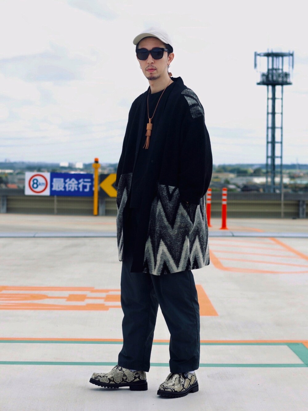 「whowhat、whatwewear、sillage、masterkey、NODZOKU、秋服準備はじめました、キャップ、モカシン、バギーパンツ、羽織り、カーディガン、レザーネックレス」｜「Sillageのアイテム（パンツ、グレー系）」を使った、RYOSUKEさん（メンズ・177cm）の秋コーディネートの1枚目の写真