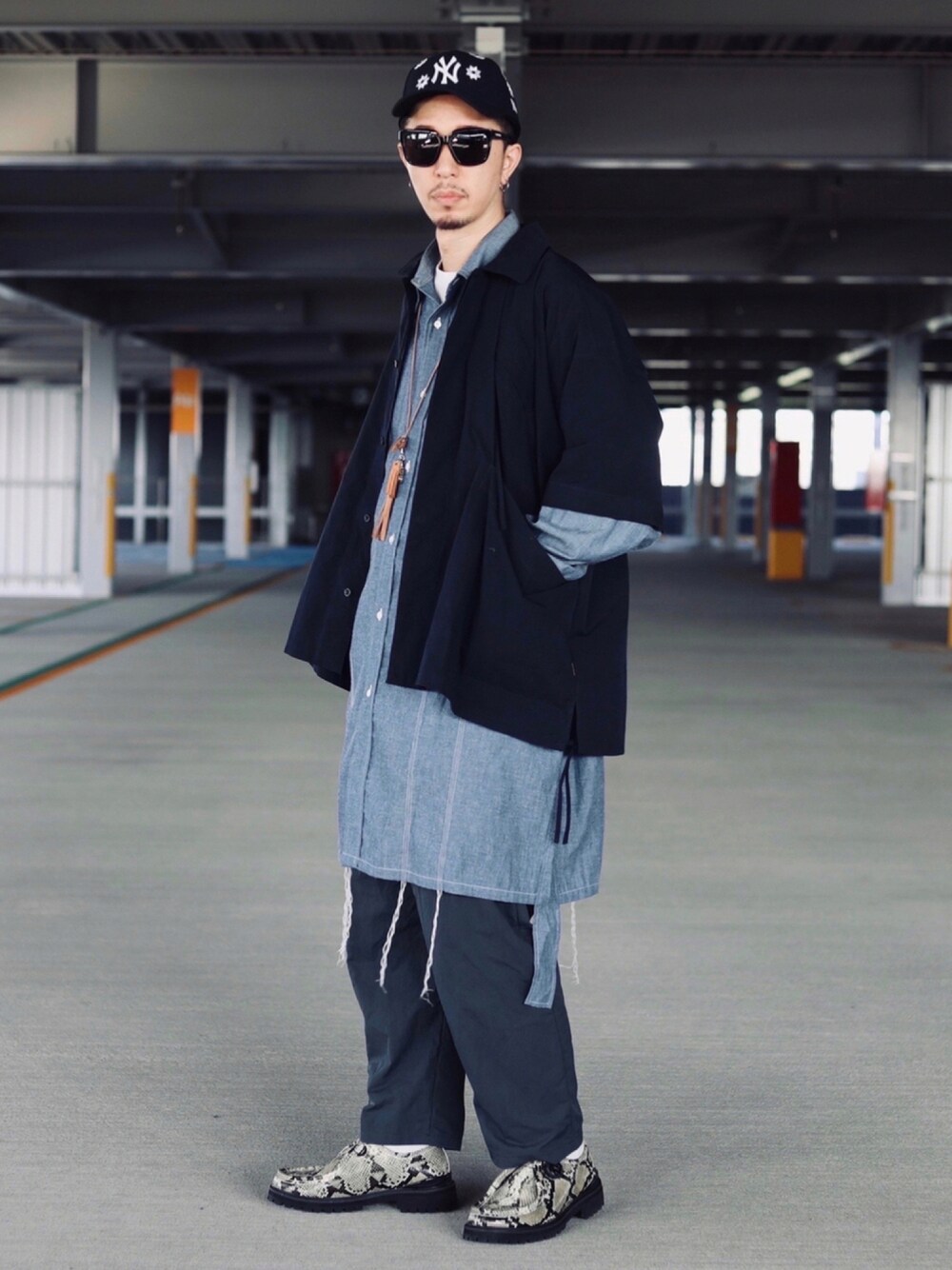 「ビッグシルエット、キャップ、レイヤードスタイル、ロング丈、シャツスタイル、BALENCIAGA、秋コーデ、sillage、GOOPiMADE、NODZOKU、だから秋服が好き」｜「VEGA STOREのアイテム（キャップ、ブルー系）」を使った、RYOSUKEさん（メンズ・177cm）の秋コーディネートの1枚目の写真