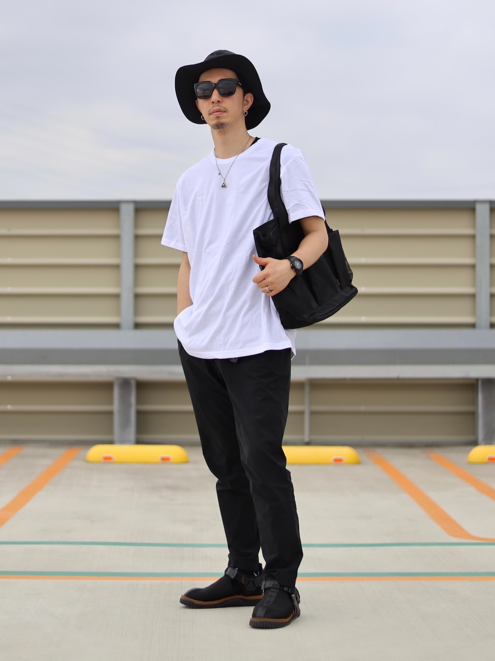 「ハット、モノトーン、アウトドアスタイル、白Tシャツ、プチプラ、トートバッグ、サングラス」｜「THE NORTH FACEのTHE NORTH FACE / Journeys Hat（ハット、ブラック系）」を使った、RYOSUKEさん（メンズ・177cm）の春コーディネートの1枚目の写真