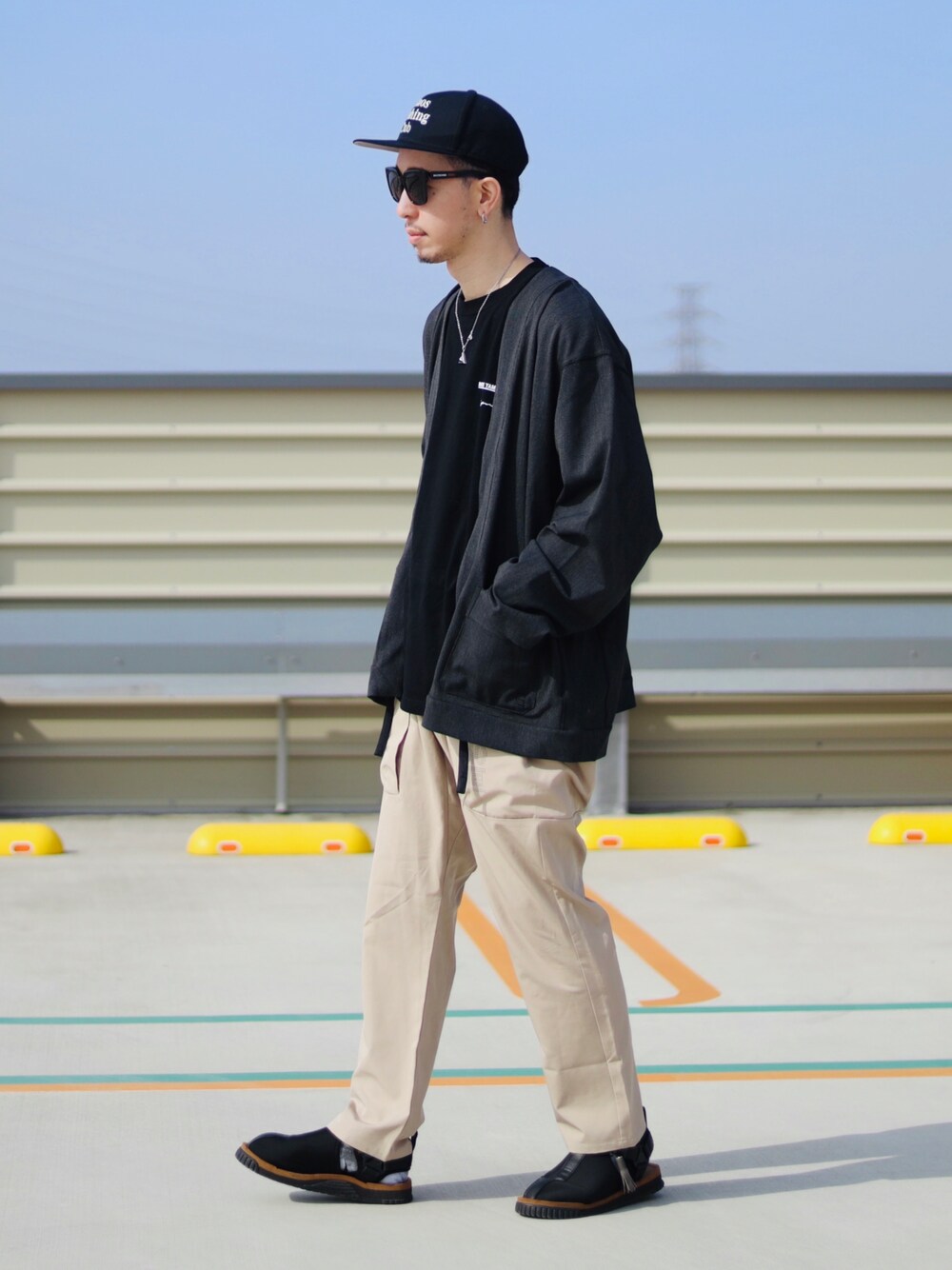 「キャップ、カーディガン、Tシャツ、ナイロンパンツ、サンダル、ストリート、chaosfishingclub、Evisen skateboads、TENBOX」｜「chaos fishing clubのアイテム（キャップ、ブラック系）」を使った、RYOSUKEさん（メンズ・177cm）の春コーディネートの1枚目の写真