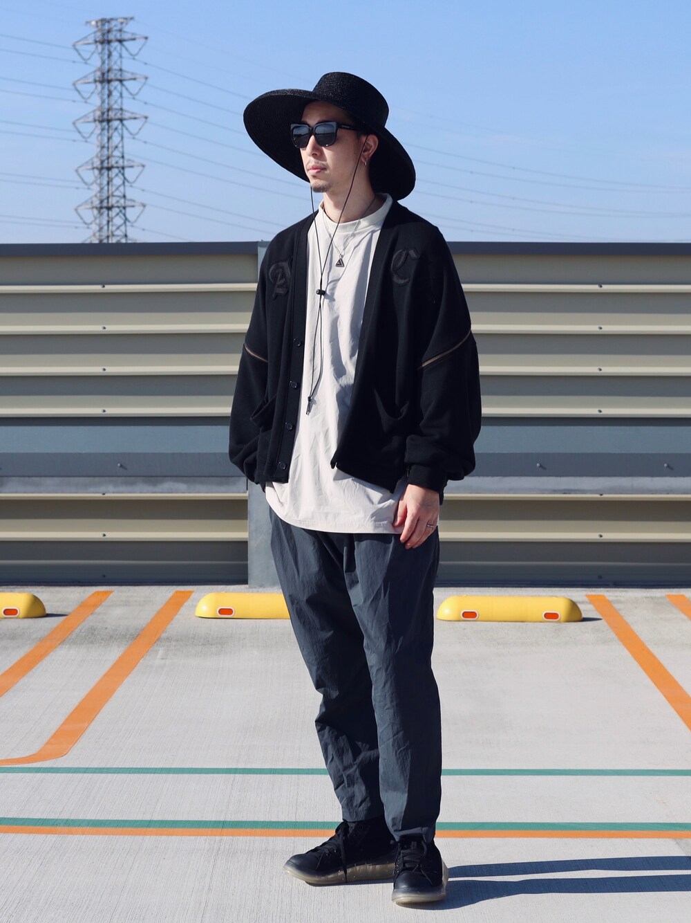 「秋コーデ、ハット、カーディガン、レイヤードスタイル、バギーパンツ、厚底スニーカー、bocodeco、FACETASM、sillage、grounds、fantasticman、Chrome Hearts」｜「Bocodecoのアイテム（ハット、ブラック系）」を使った、RYOSUKEさん（メンズ・177cm）の秋コーディネートの1枚目の写真