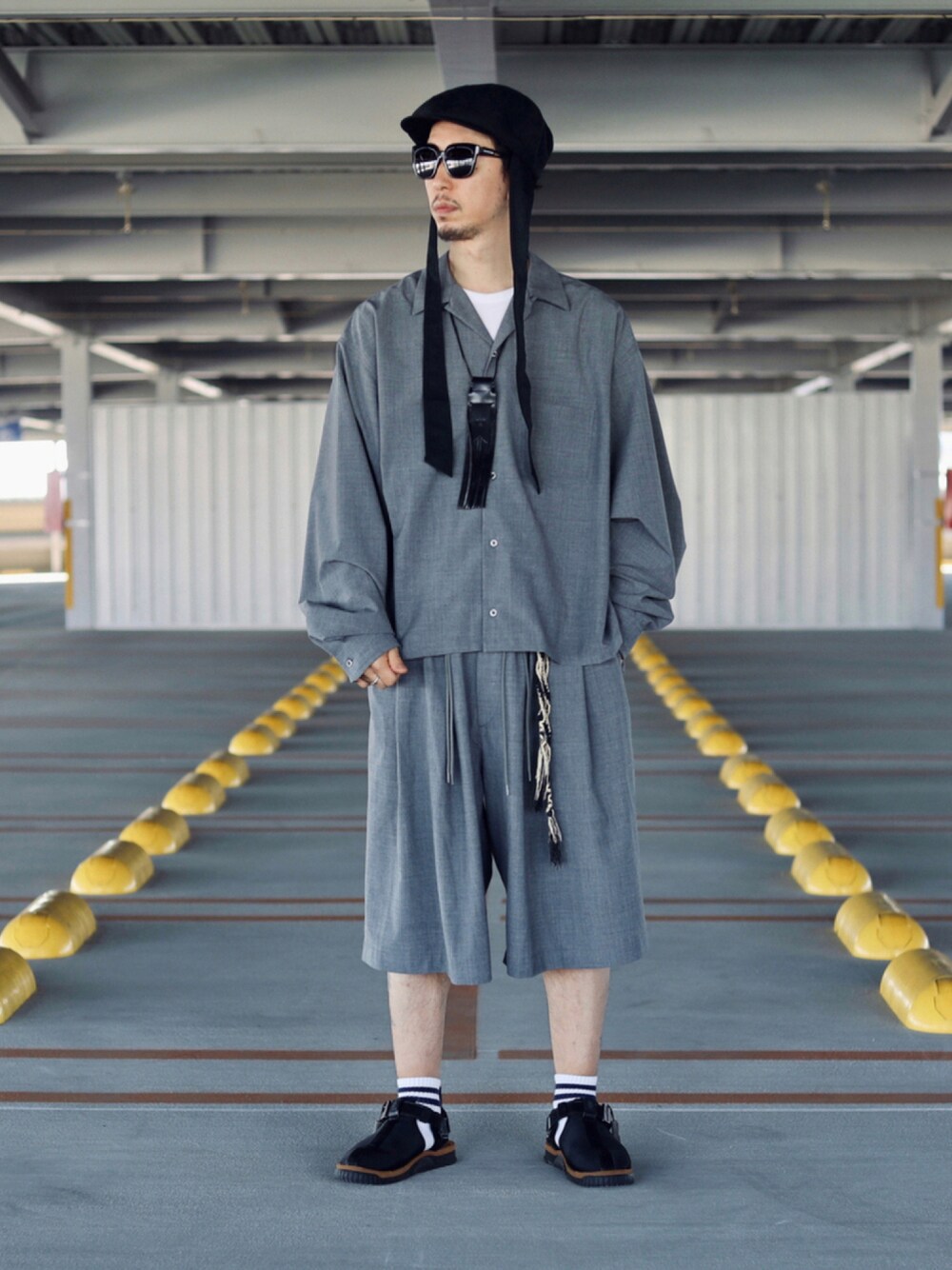 「セットアップ、ベレー帽、SASQUATCHfabrix、シャツスタイル、SHAKA、秋服準備はじめました、sillage、NODZOKU、ビッグシルエット」｜「VALLIS by FACTOTUMの【VALLIS by FACTOTUM × SHAKA】EX.CREEK（サンダル、ブラウン系）」を使った、RYOSUKEさん（メンズ・177cm）の秋コーディネートの1枚目の写真