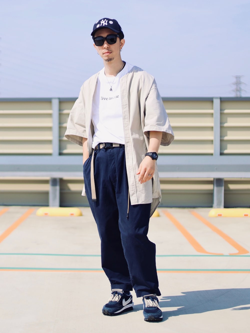 「キャップ、サングラス、レイヤードスタイル、白Tシャツ、チノパン、タックイン、春夏コーデ、夏コーデ、ビッグシルエット」｜「東京深呼吸のアイテム（Tシャツ/カットソー、ホワイト系）」を使った、RYOSUKEさん（メンズ・177cm）の春コーディネートの1枚目の写真