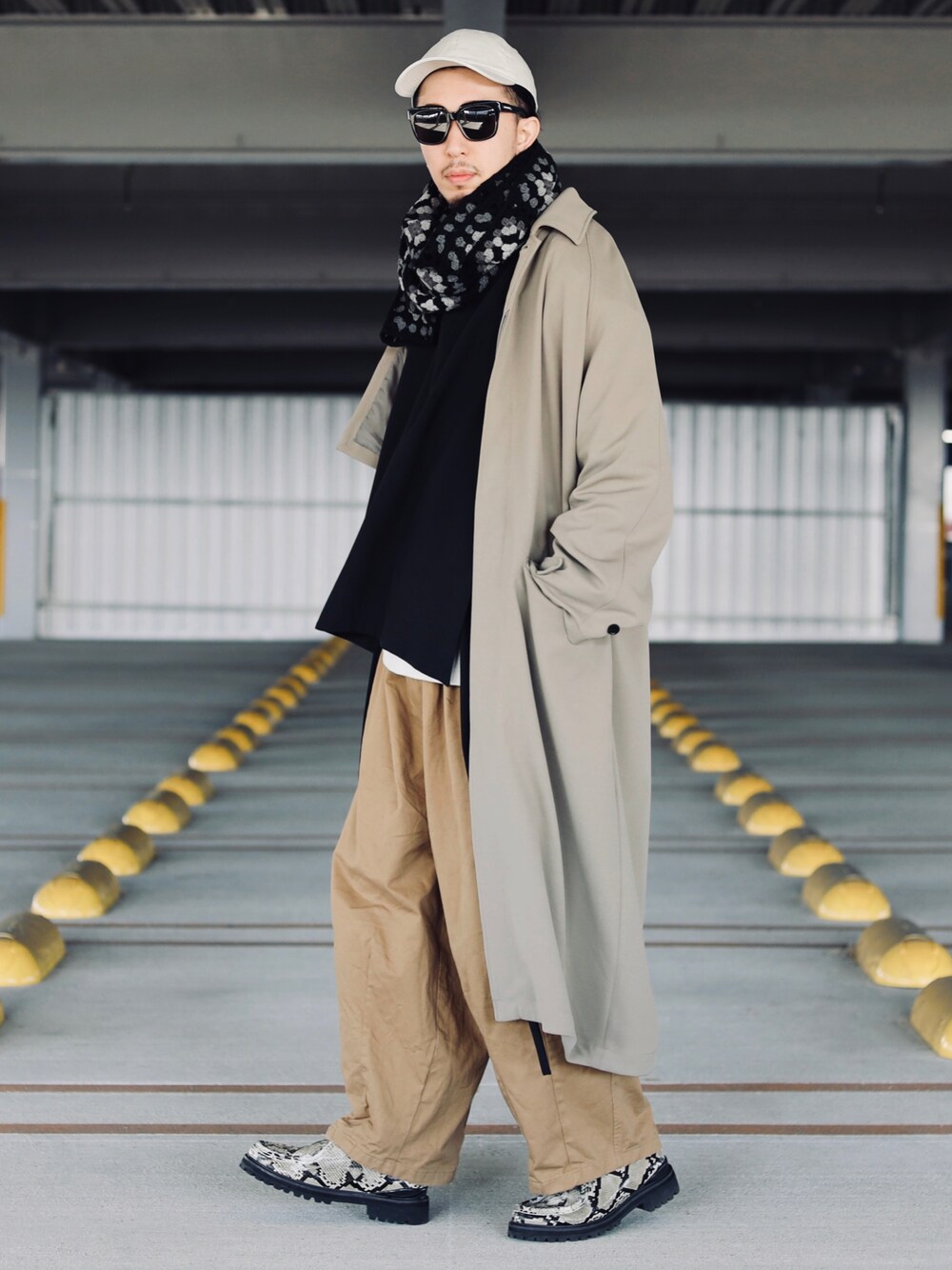 「マフラー、ステンカラーコート、キャップ、UNIQLO、HARE、ベスト、冬コーデ、ロングコート、バルーンパンツ、鍵編み、モックネック、sillage、Anglan、ender products、マフラーぐるぐる」｜「NEW ERAのNEW ERA(ニューエラ) / 9TWENTY STRAPBACK CAP ストラップバックキャップ/無地/プレーン/ユニセックス（キャップ、ベージュ系）」を使った、RYOSUKEさん（メンズ・177cm）の冬コーディネートの1枚目の写真