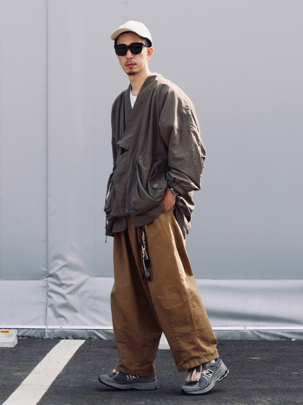「ビッグシルエット、キャップ、New Balance、NEW ERA、オーバーサイズ、バルーンパンツ、BALENCIAGA、キモノシャツ、Anglan、GOOPiMADE、2002R、NODZOKU、韓国ファッション」｜「ANGLANのアイテム（パンツ、ベージュ系）」を使った、RYOSUKEさん（メンズ・177cm）の秋コーディネートの1枚目の写真