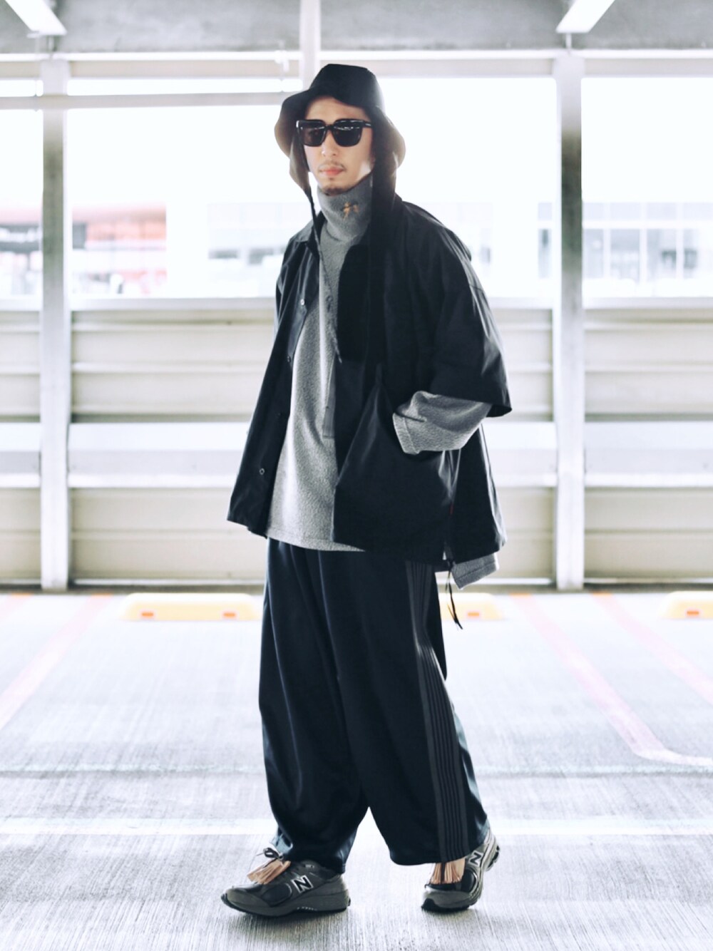 「ニット、ビッグシルエット、New Balance、ネイビー、ハイネック、ハット、レイヤードスタイル、SASQUATCHfabrix、トラックパンツ、NEEDLES、BALENCIAGA、秋コーデ、GOOPiMADE、masterkey、NODZOKU」｜「GOOPiMADEのアイテム（シャツ/ブラウス、ブルー系）」を使った、RYOSUKEさん（メンズ・177cm）の秋コーディネートの1枚目の写真