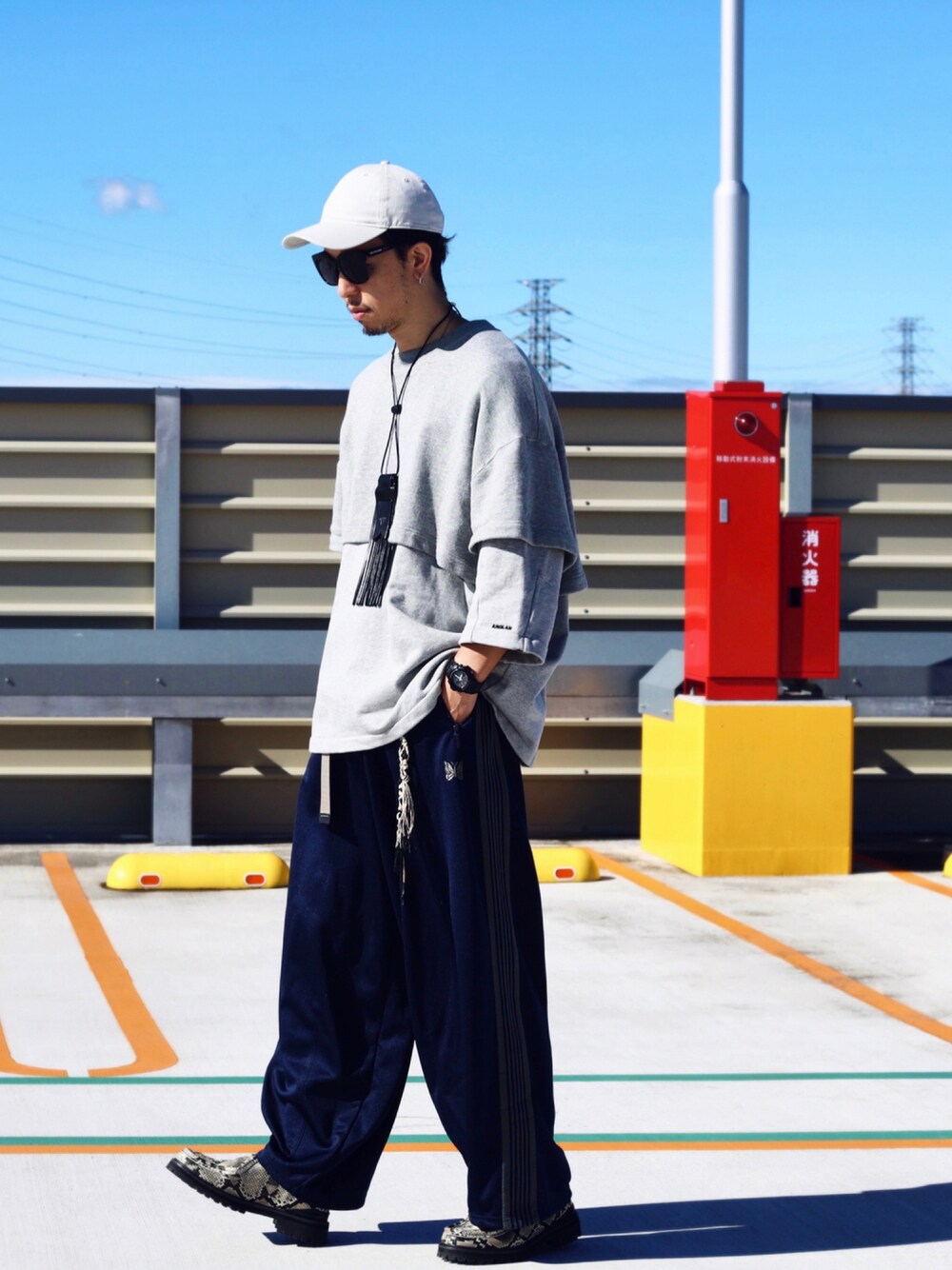 「キャップ、レイヤードスタイル、スウェット、トラックパンツ、ビッグシルエット、オーバーサイズ、革靴、NEW ERA、sillage、Anglan、NEEDLES、レザーネックレス、NODZOKU」｜「NEW ERAのNEW ERA(ニューエラ) / 9TWENTY STRAPBACK CAP ストラップバックキャップ/無地/プレーン/ユニセックス（キャップ、ベージュ系）」を使った、RYOSUKEさん（メンズ・177cm）の秋コーディネートの1枚目の写真
