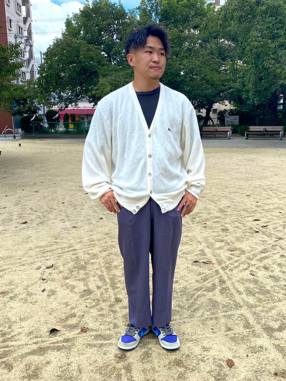 ホワイト系のカーディガン/ボレロ、パープル系のスラックス、ブルー系のスニーカーを着用したメンズの夏コーディネートの1枚目の写真