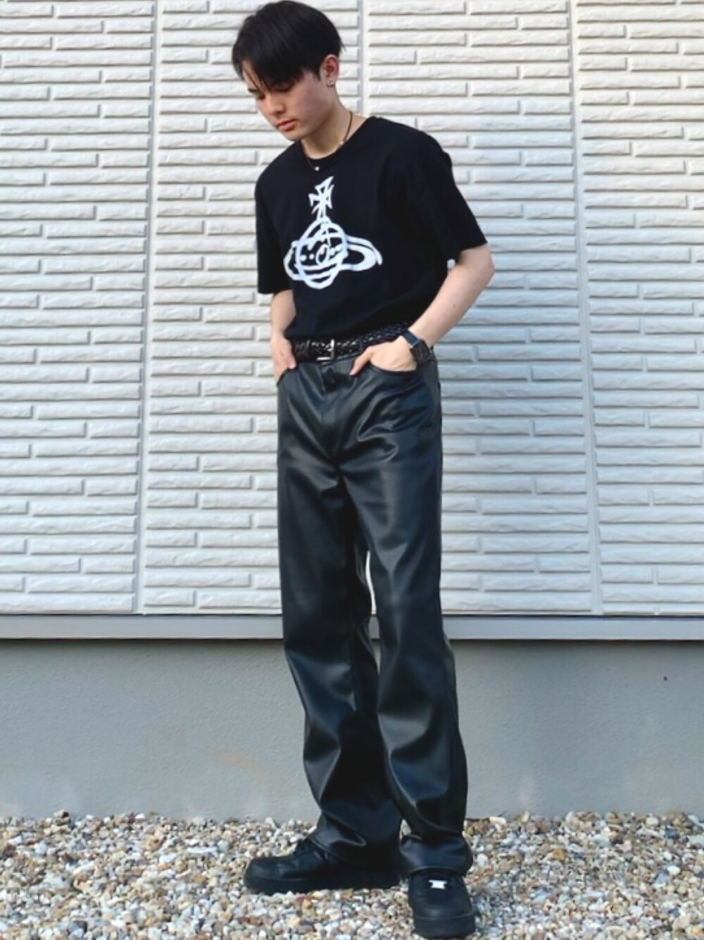 ブラック系のTシャツ/カットソー、ブラック系のその他パンツ、ブラック系のスニーカーを着用したメンズの春コーディネートの1枚目の写真