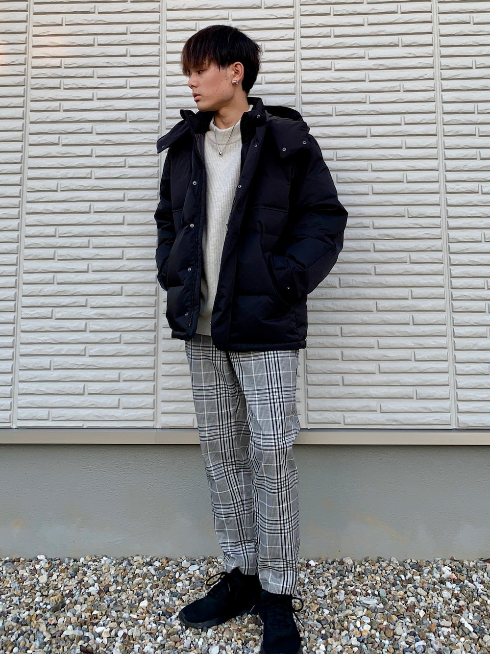メンズにおすすめの黒ダウン×チェック柄パンツの軽やか冬コーデ