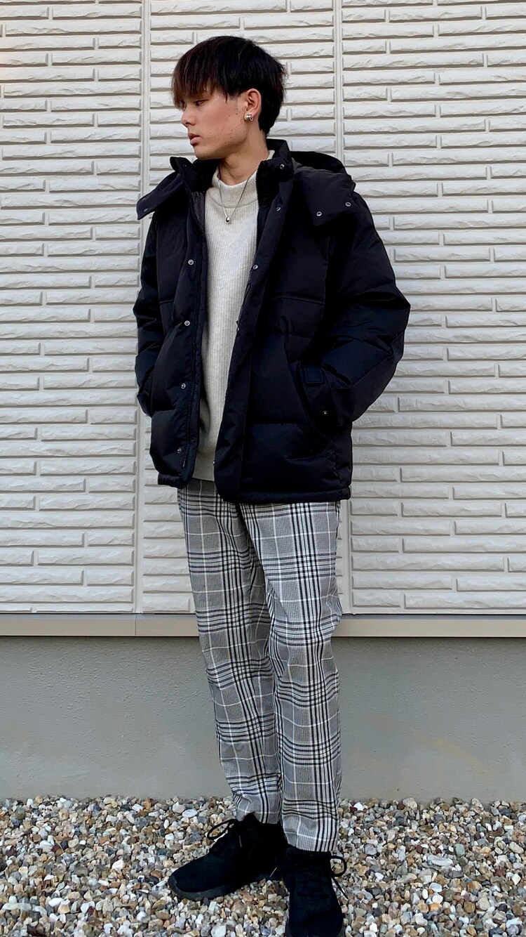 メンズにおすすめの黒ダウン×チェック柄パンツの軽やか冬コーデ