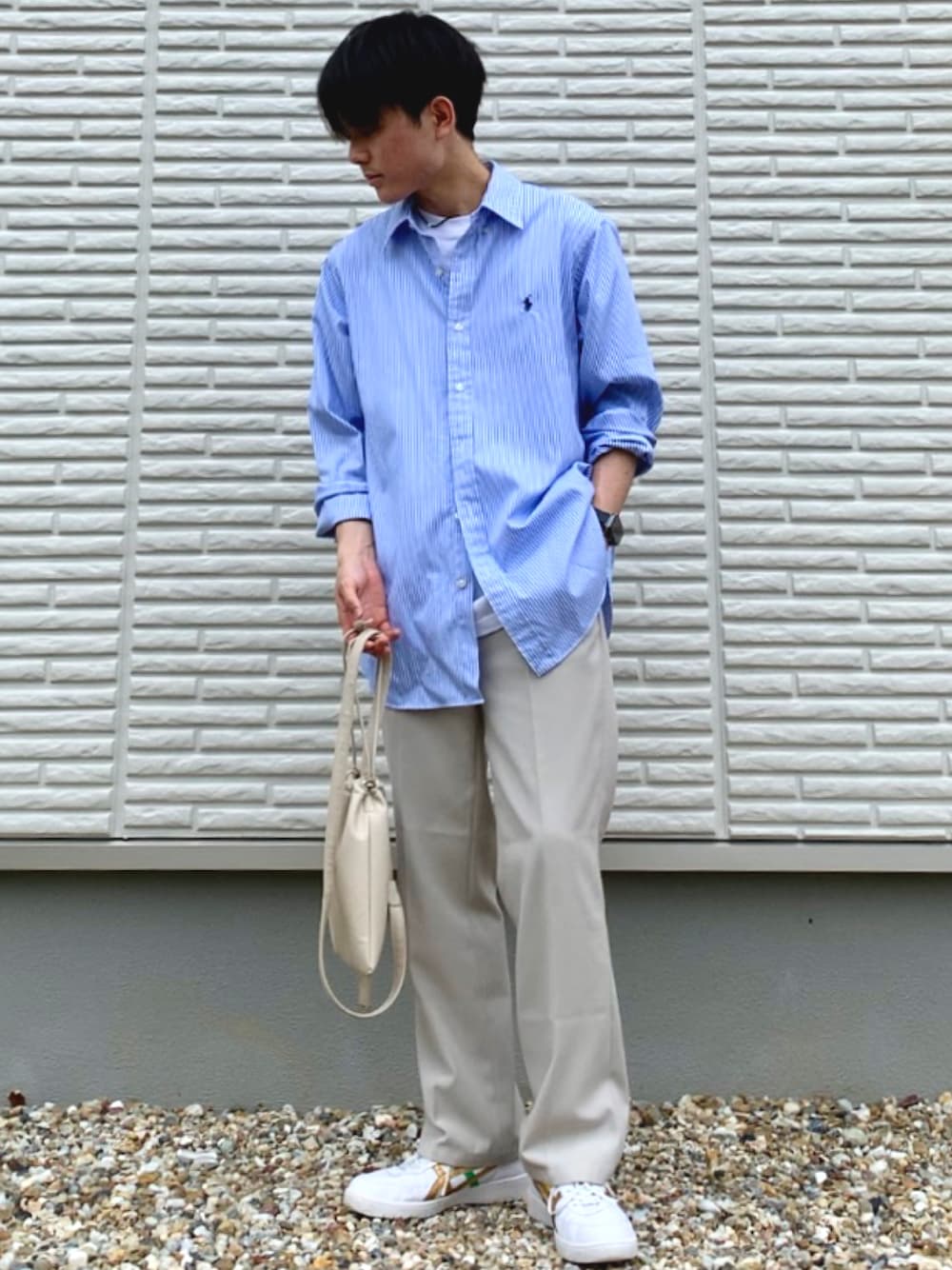 ブルー系のシャツ/ブラウス、ホワイト系のTシャツ/カットソー、ベージュ系のその他パンツを着用したメンズの春コーディネートの1枚目の写真