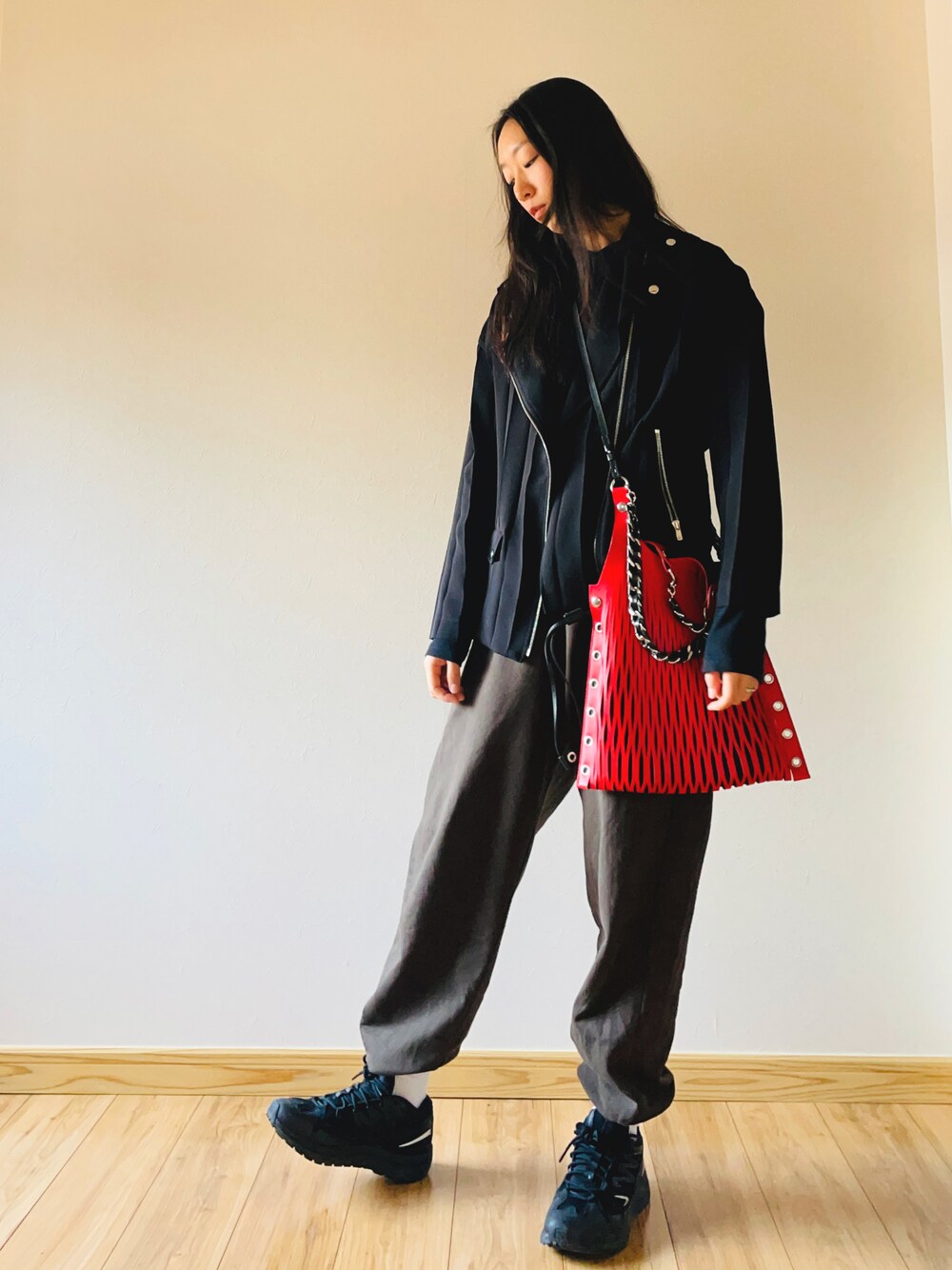 「スウェットパンツ、スウェット、ライダースジャケット、春コーデ、春アウター、はるコーデ、sonia rykiel、赤いバッグ、レッド」｜「AMERICAN RAG CIEのアイテム（ライダースジャケット、ブラック系）」を使った、purpleleafさん（レディース・169cm）の春コーディネートの1枚目の写真
