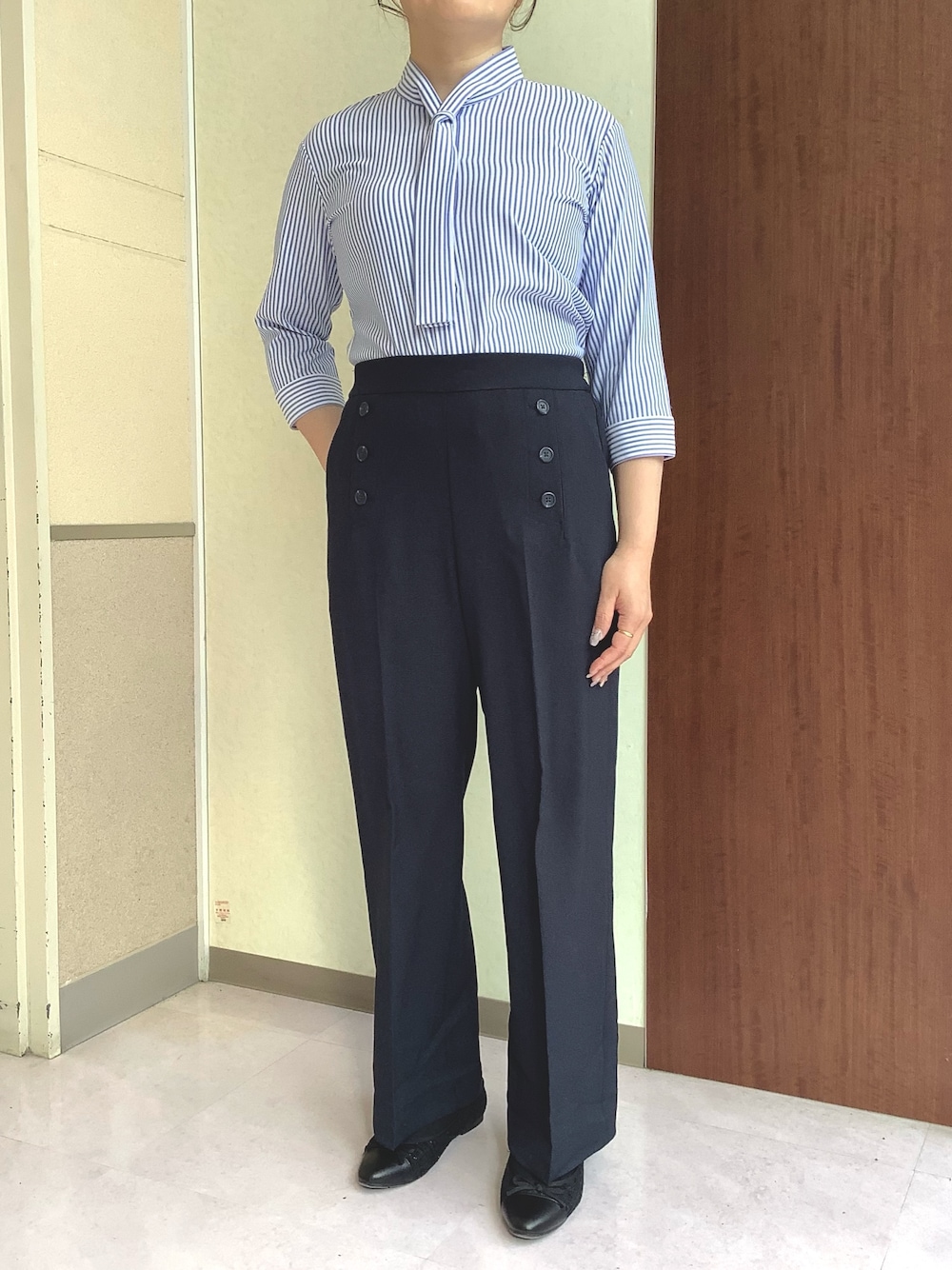 ブルー系のシャツ/ブラウス、ブルー系のスラックスを着用したレディースの冬コーディネートの1枚目の写真