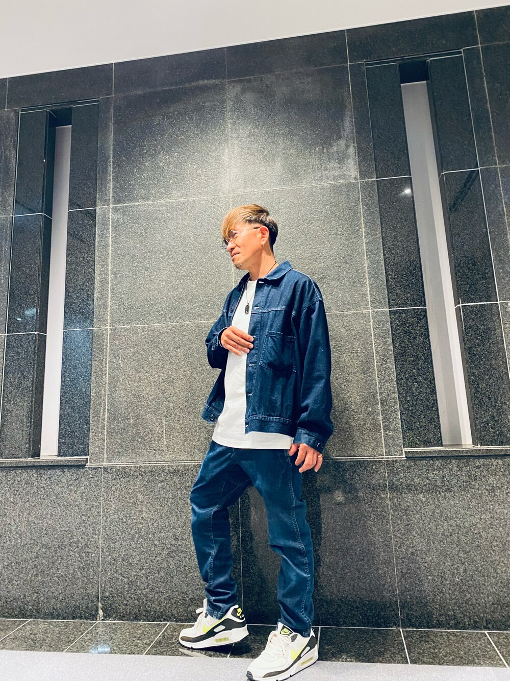 「古着のアイテム（デニムジャケット、ブルー系）」を使った、yukidsdsさん（メンズ・165cm）の春コーディネートの1枚目の写真