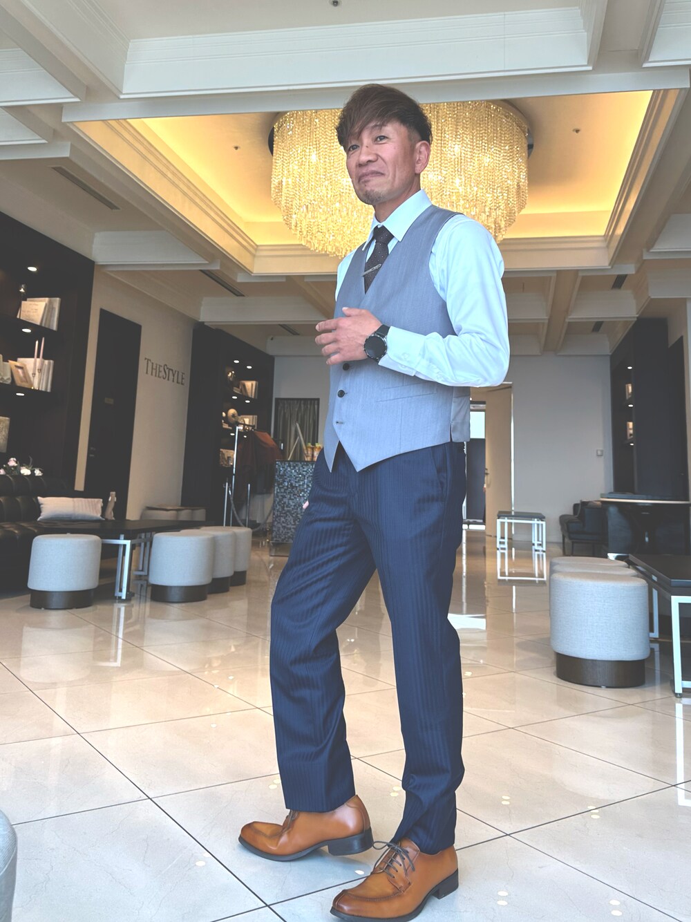 「COMME CA DU MODEのアイテム（スラックス、ブルー系）」を使った、yukidsdsさん（メンズ・165cm）の春コーディネートの1枚目の写真