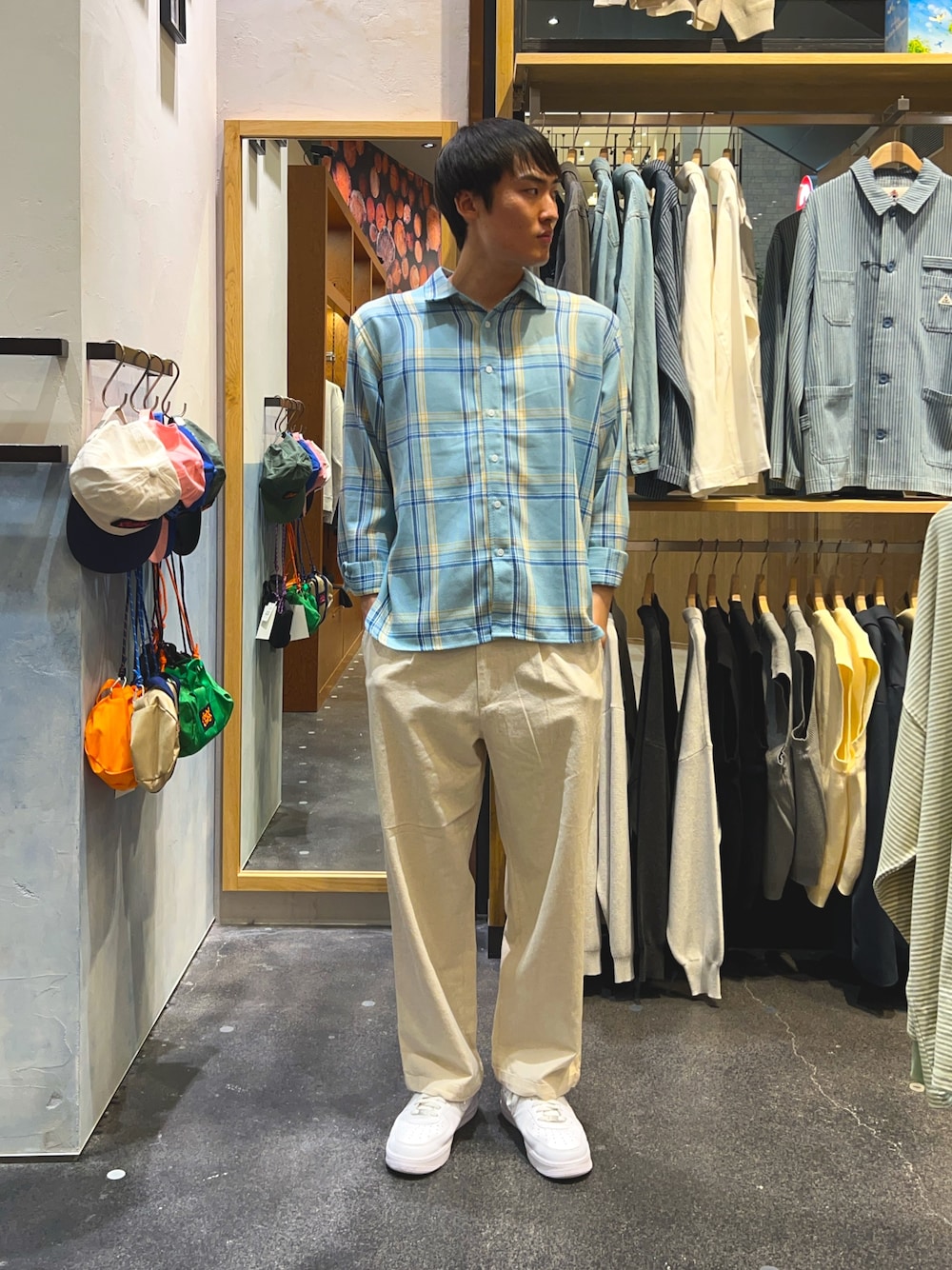「夏服、春服、キレイめカジュアル、オトナカジュアル、おでかけコーデ、メンズコーデ、夏コーデ、チェックシャツ、リラックススタイル、ラフ、シャツ、シャツスタイル、シャツコーデ、パンツ、ワイドパンツ」｜「CIAOPANIC TYPYの【ユニセックス】バスケット編みメッシュチェックシャツ（シャツ/ブラウス、ブルー系）」を使った、yoshimitsu6さん（メンズ・181cm）の春コーディネートの1枚目の写真