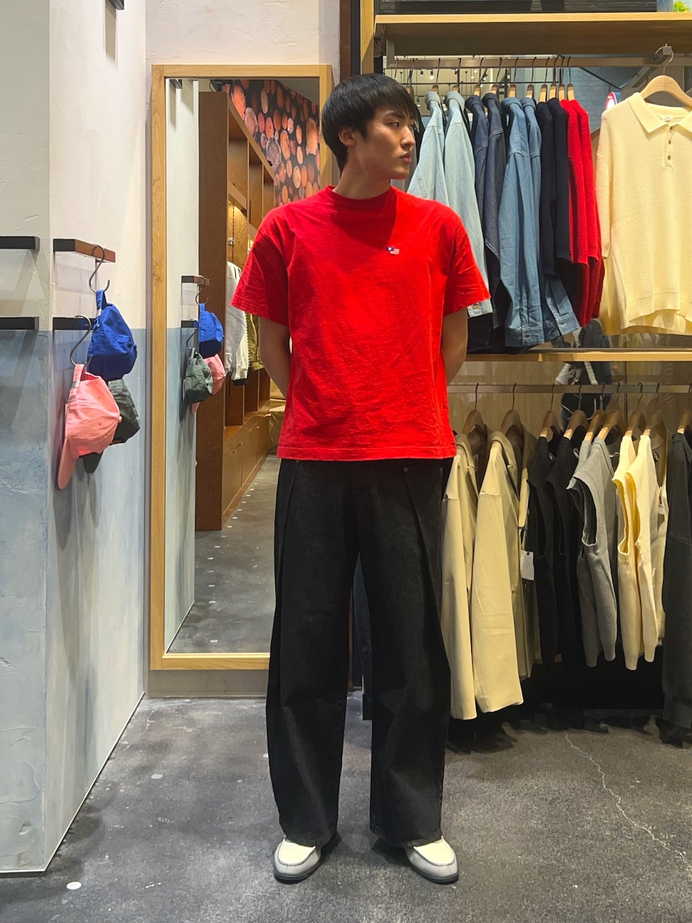 「春服コーデ、オトナカジュアル、お出かけコーデ、春、キレイめカジュアル、夏、夏コーデ、夏服、Tシャツ、Tシャツ×デニム、デニム、デニムパンツ、デニムコーデ、赤、赤×黒」｜「CIAOPANIC TYPYの【ユニセックス】ビックシルエットアソートグラフィックプリントTee（Tシャツ/カットソー、レッド系）」を使った、yoshimitsu6さん（メンズ・181cm）の春コーディネートの1枚目の写真