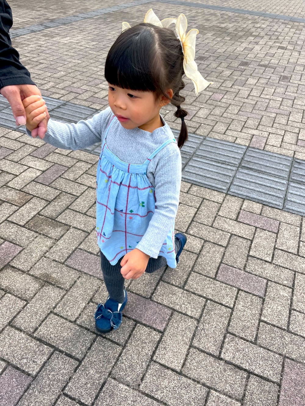 「ZARA KIDS、３歳女の子」｜「BREEZEのデニムリボンシューズ（スリッポン、ブルー系）」を使った、kyouka0504さん（キッズ・90cm）の秋コーディネートの1枚目の写真