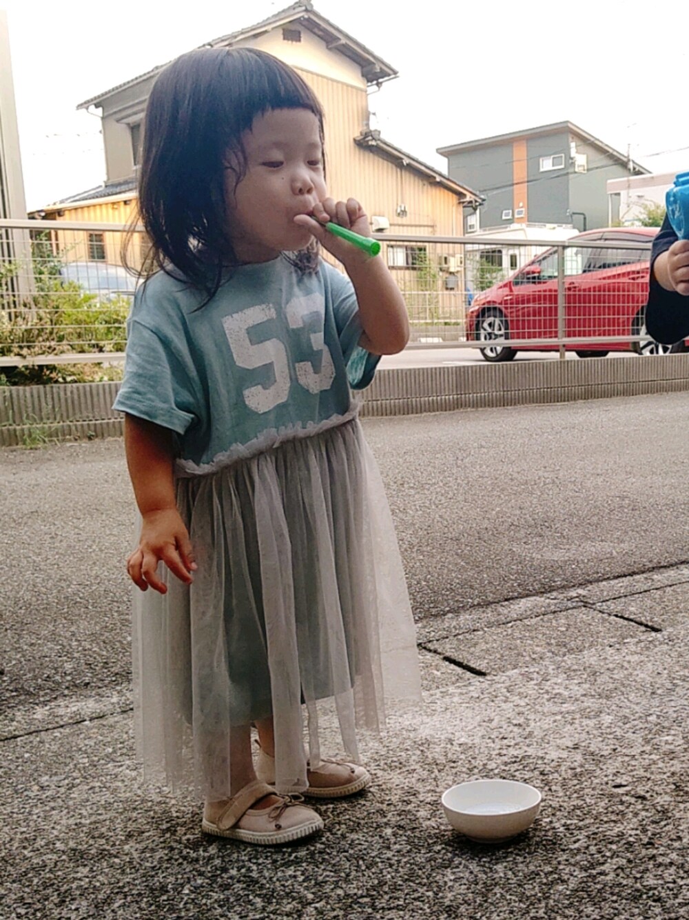 「2歳、女の子、おんまゆ、きりすぎた、ラクチンコーデ」｜「BIG FIELDのチュールワンピース（90～150cm）（ワンピース、ブルー系）」を使った、kyouka0504さん（キッズ・80cm）の秋コーディネートの1枚目の写真