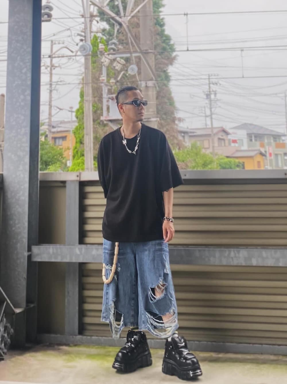「夏コーデ、さらっと晴れやかスナップ、プチプラ、今日のコーデ、メンズファッション、ootd、夏、半袖シャツ、ハーフパンツ、黒、ゆるコーデ」｜「HAREのドルマンポンチカットソー(HARE)（Tシャツ/カットソー、ブラック系）」を使った、WATASABUさん（メンズ・165cm）の夏コーディネートの1枚目の写真