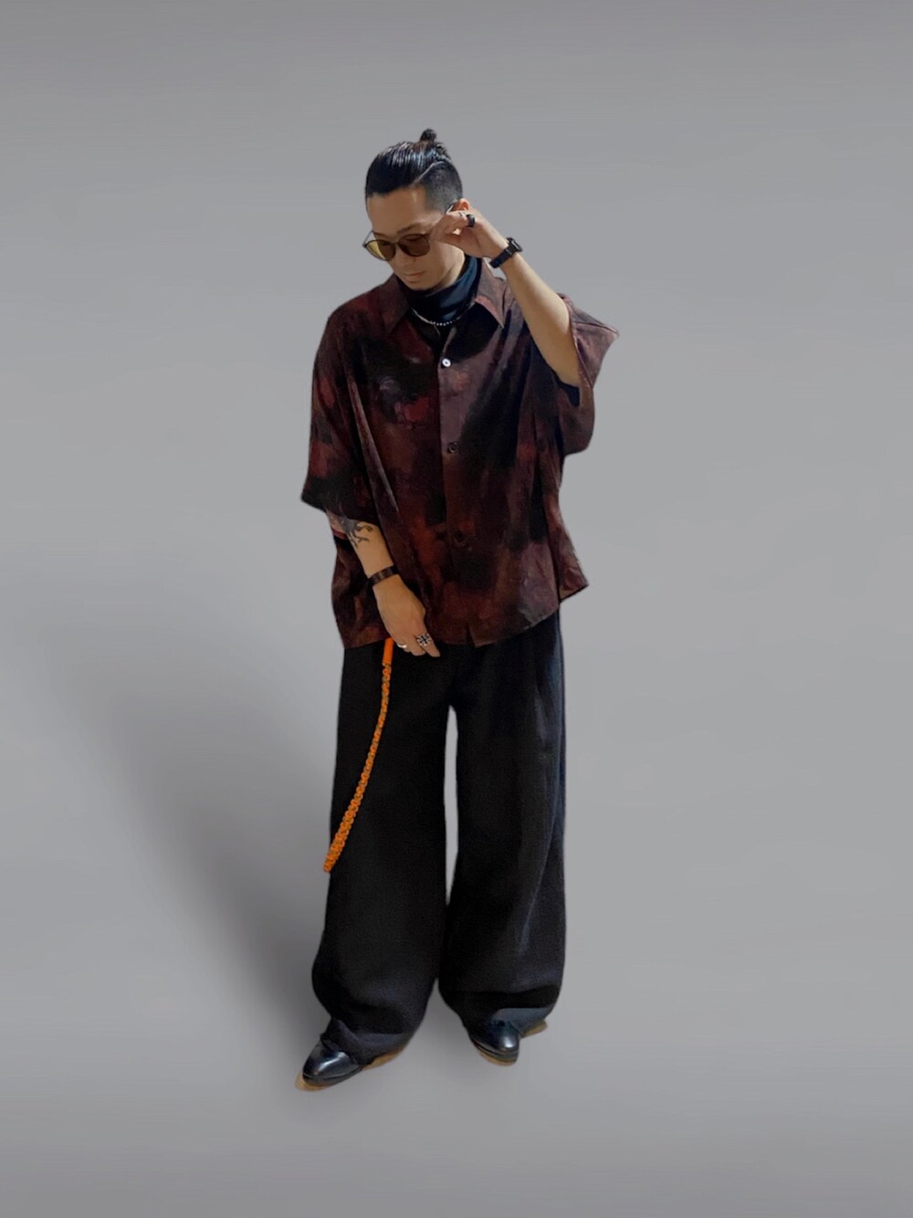 「休日スタイル、春ファッション、春服コーデ、カジュアルコーデ、シンプルスタイル、おしゃれさんと繋がりたい、メンズコーデ、HARE、メガネ男子、サングラス」｜「weliseの【welise/ウェライズ】ファインツイードファブリック 2タック裾フリンジ袴パンツ（スラックス、ブラック系）」を使った、WATASABUさん（メンズ・165cm）の春コーディネートの1枚目の写真