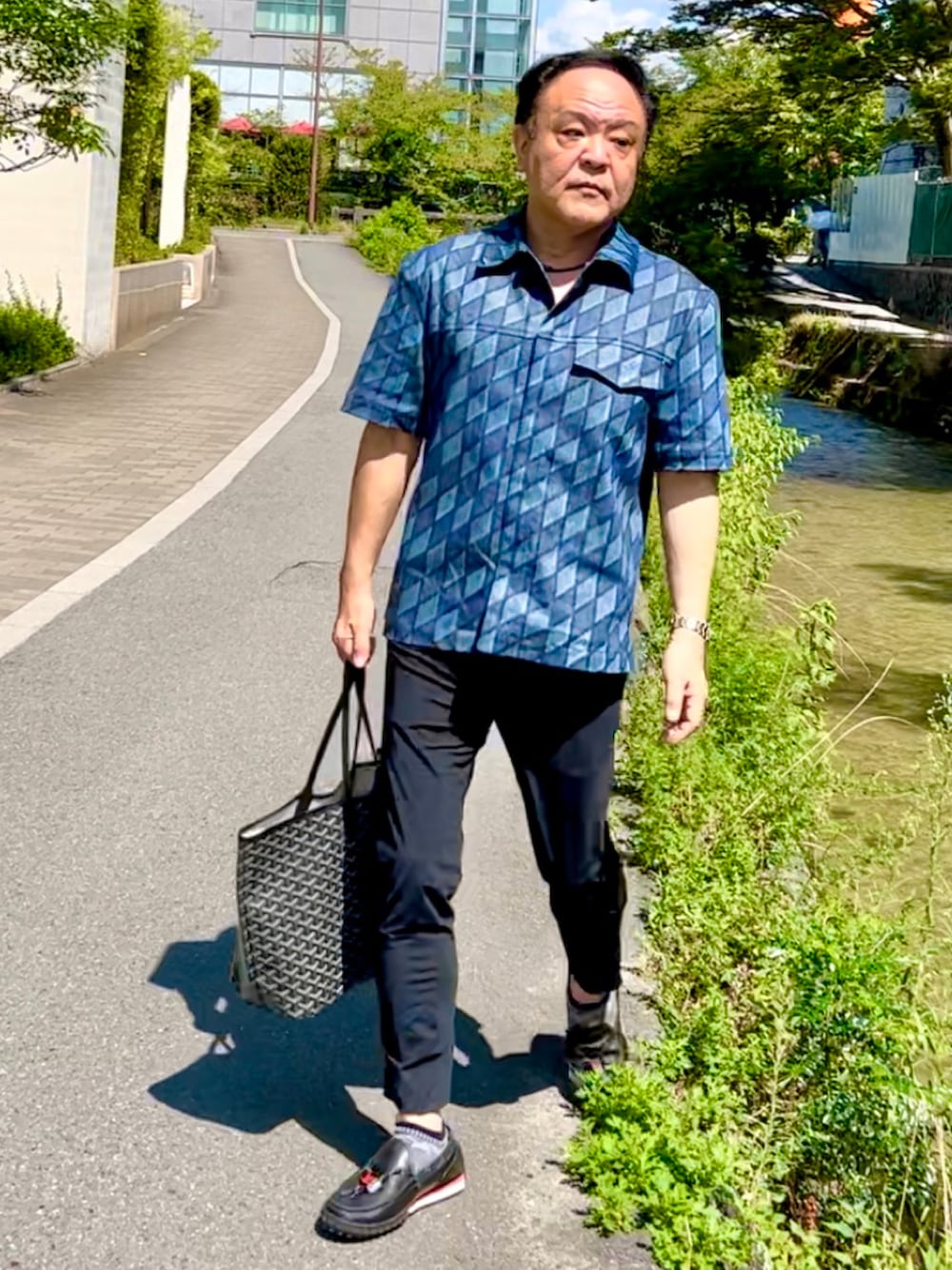 「休日スタイル、蕎麦、三味洪庵、JUNRed、LOUIS  VUITTON」｜「LOUIS VUITTONのアイテム（シャツ/ブラウス、ブルー系）」を使った、かつさん（メンズ・174cm）の秋コーディネートの1枚目の写真