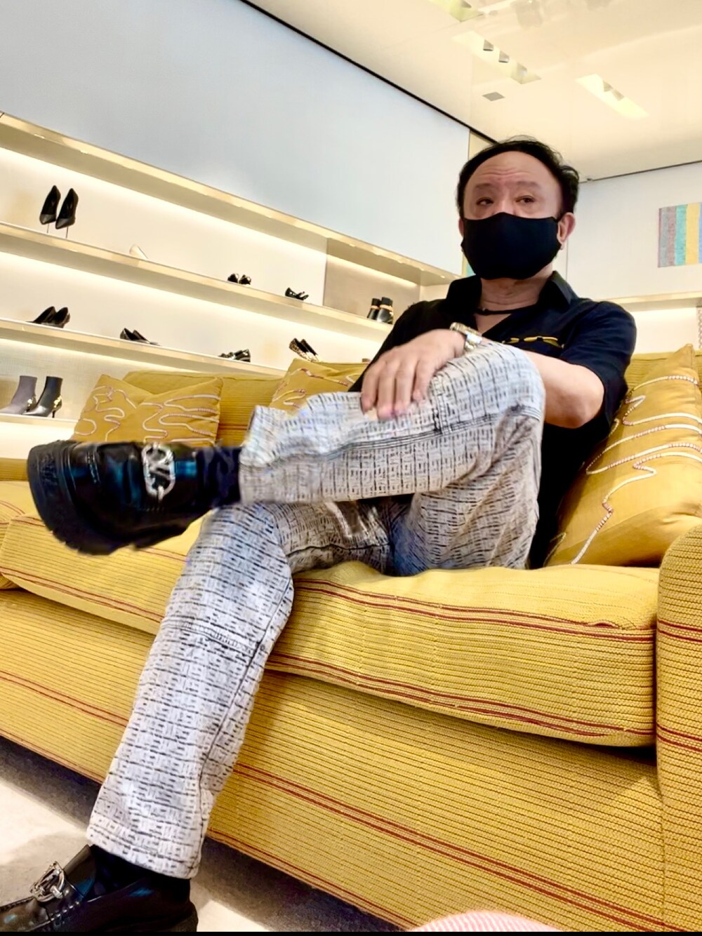 「オトナカジュアル、メンズファッション、LOUIS  VUITTON、FENDI、ZARA、休日スタイル」｜「ZARAのアイテム（デニムパンツ、グレー系）」を使った、かつさん（メンズ・174cm）の秋コーディネートの1枚目の写真
