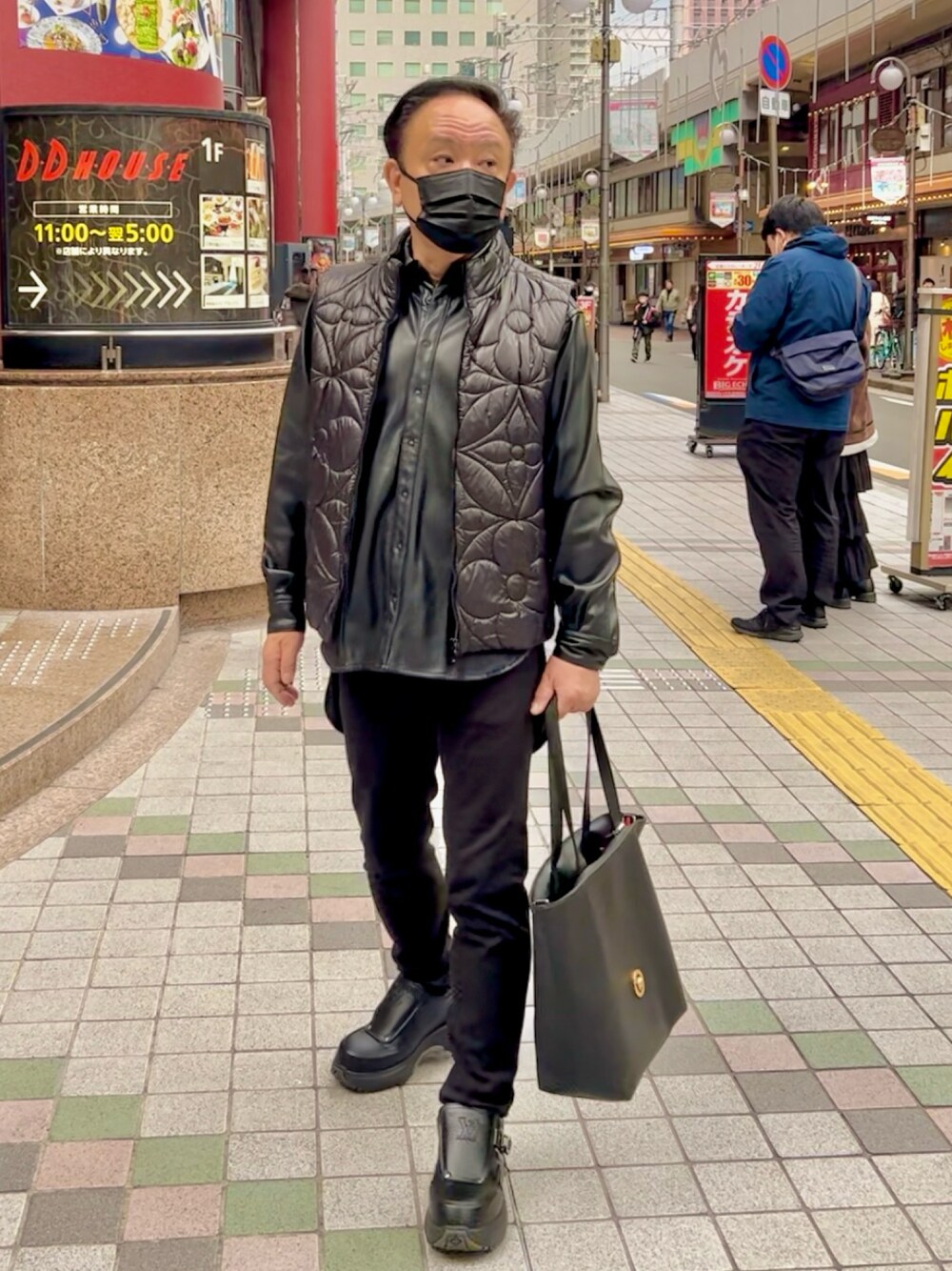 「冬を彩る色いろコーデ、juha、GLOBAL WORK、LOUIS  VUITTON、versace、大人カジュアル、レザーシャツ」｜「GLOBAL WORK Smile Seed StoreのストレッチツイルスリムパンツWARM/ 704217（その他パンツ、ブラック系）」を使った、かつさん（メンズ・174cm）の冬コーディネートの1枚目の写真