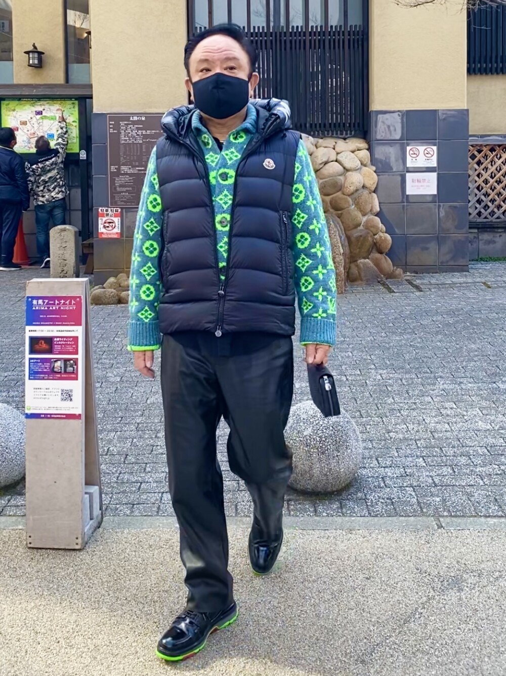 「カジュアル、きれいめカジュアル、LOUIS  VUITTON、MONCLER、UNITED TOKYO」｜「MONCLERのアイテム（ダウンベスト、ブラック系）」を使った、かつさん（メンズ・174cm）の冬コーディネートの1枚目の写真