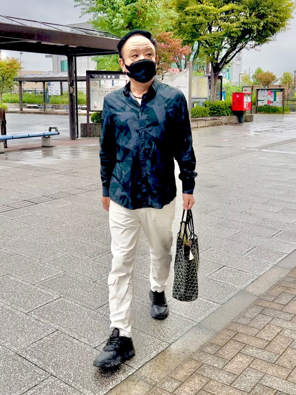 「秋服コーデ、秋、カーゴパンツ、ARMANIEXCHANGE、ZARA、LOUIS  VUITTON」｜「LOUIS VUITTONのアイテム（その他シューズ、ブラック系）」を使った、かつさん（メンズ・174cm）の秋コーディネートの1枚目の写真