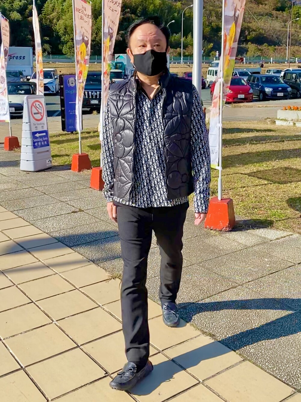 「休日スタイル、Dior、LOUIS  VUITTON、ZARA、冬、カジュアル、カジュアルコーデ」｜「Diorのアイテム（シャツ/ブラウス、ブルー系）」を使った、かつさん（メンズ・174cm）の冬コーディネートの1枚目の写真