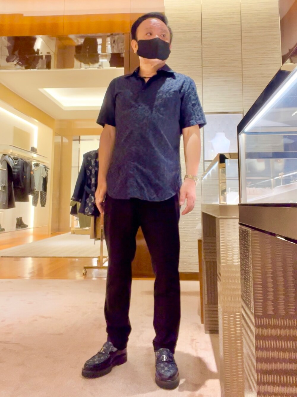 「大人コーデ、メンズコーデ、オトナカジュアル、united arrows、LOUIS  VUITTON、キレイめカジュアル」｜「LOUIS VUITTONのアイテム（シャツ/ブラウス、ブルー系）」を使った、かつさん（メンズ・174cm）の秋コーディネートの1枚目の写真