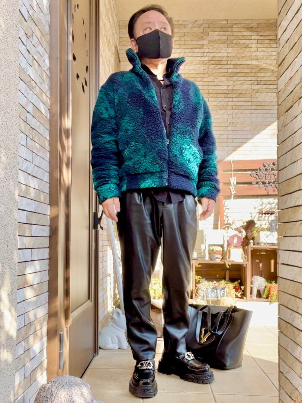 「メンズコーデ、ZARA、UNITED TOKYO、LOUIS  VUITTON、ほめられ本命コーデ、きれいめカジュアル」｜「LOUIS VUITTONのアイテム（その他アウター、グリーン系）」を使った、かつさん（メンズ・174cm）の冬コーディネートの1枚目の写真