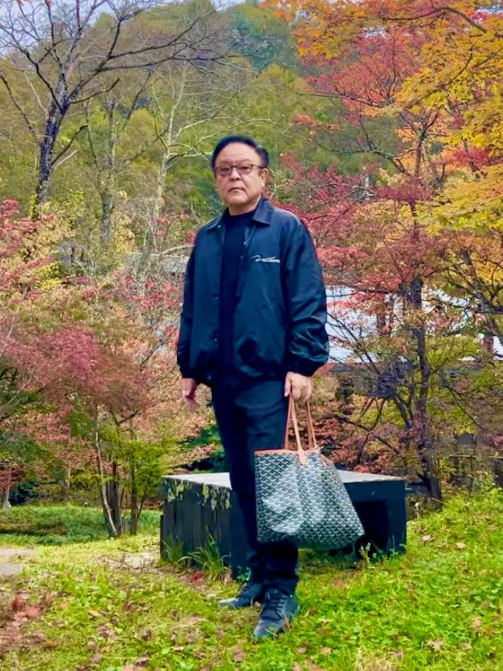 「日常に魔法を、LOUIS  VUITTON、MONCLER、ユニクロ、メンズファッション、秋のコーデ」｜「LOUIS VUITTONのアイテム（ナイロンジャケット、ブラック系）」を使った、かつさん（メンズ・174cm）の秋コーディネートの1枚目の写真