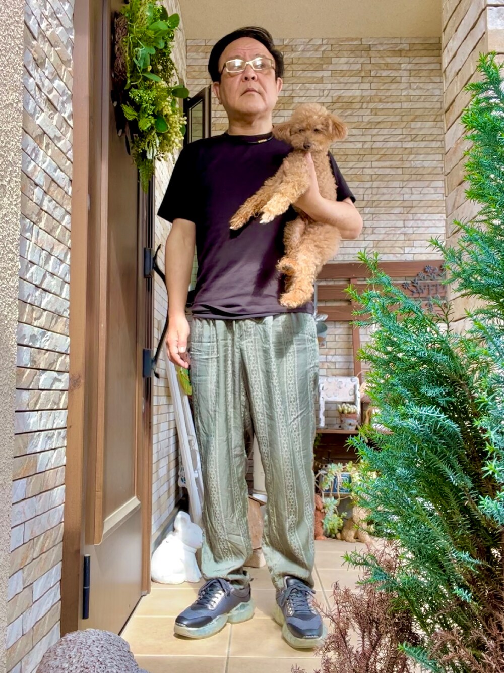 「大人カジュアル、春夏コーデ、ラフ、散歩、UNIQLO、JURNALSTANDARD、Jimmy Choo、ロッキー」｜「UNIQLOのエアリズムコットンオーバーサイズTシャツ（5分袖）（Tシャツ/カットソー、ブラック系）」を使った、かつさん（メンズ・174cm）の春コーディネートの1枚目の写真