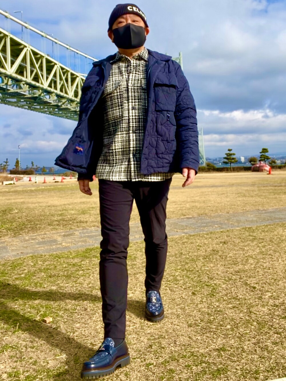 「休日スタイル、冬のコーデ、CELINE、ZARA、LOUIS  VUITTON、UNIQLO」｜「ZARAのアイテム（シャツ/ブラウス、ホワイト系）」を使った、かつさん（メンズ・174cm）の冬コーディネートの1枚目の写真