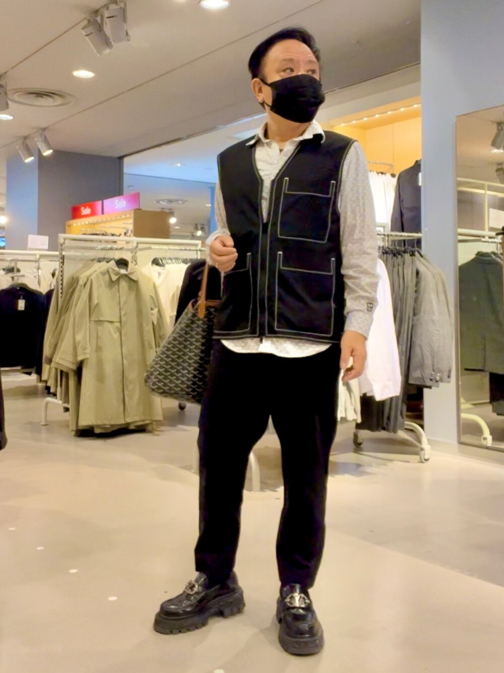 「ファッションを楽しもう、ZARA、DIESEL、オトナカジュアル、LOUIS  VUITTON、秋ファッション、DSQUARED2、大人コーデ」｜「ZARAのアイテム（ベスト、ブラック系）」を使った、かつさん（メンズ・174cm）の秋コーディネートの1枚目の写真